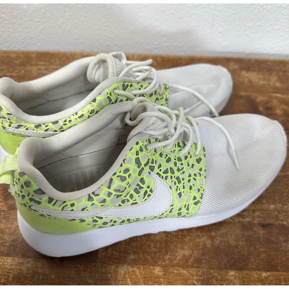 Nike Roshe One Shoes Womens Size 8 Safari‎ Print Volt 833928-100 Sneakers